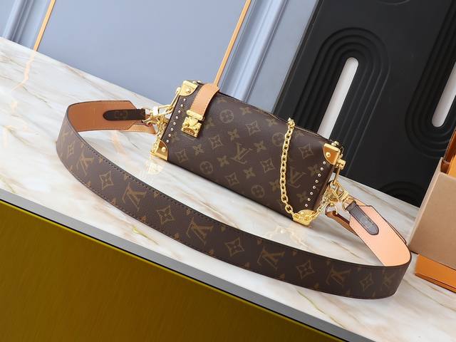 升级原版配宽肩带M13147 M46356 本款Slim Trunk 手袋以优雅之姿亮相 2025 Cruise 早春秀场，为经典 Trunk 手袋系列再添新成