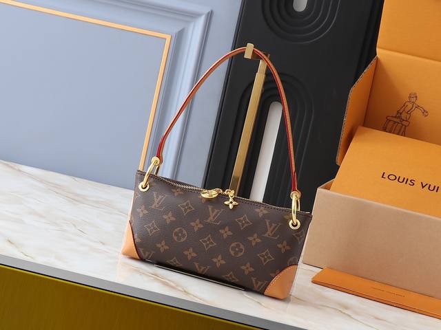 升级原版 M12174 本款 Pochette SèVres 属于 Lv 滑雪系列，准备在“闪亮的”枪金属色调中闪耀。 它采用标志性的 Monogram Emp