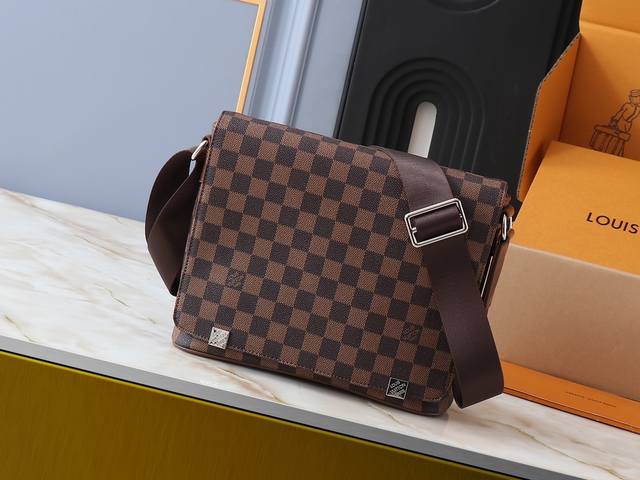 升级原版 N41028 N41029 N41031 N41032 本款Districtc小号手提包的大容量、多袋设计使其可放置 A4 大小文件、Ipad 及其他