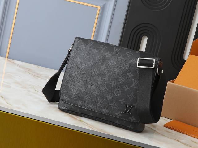 升级原版 M44000 M44001 本款District 手袋 时尚易衬的信差袋，这款尤其新District 小号手袋是日常的理想袋款，优雅、轻巧，内部空间宽