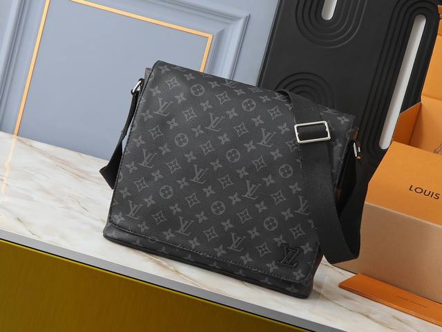 升级原版 M44001 M44000 本款District中号手提包的大容量、多袋设计使其可放置 A4 大小文件、Ipad 及其他物品，是都市男士的理想之选。