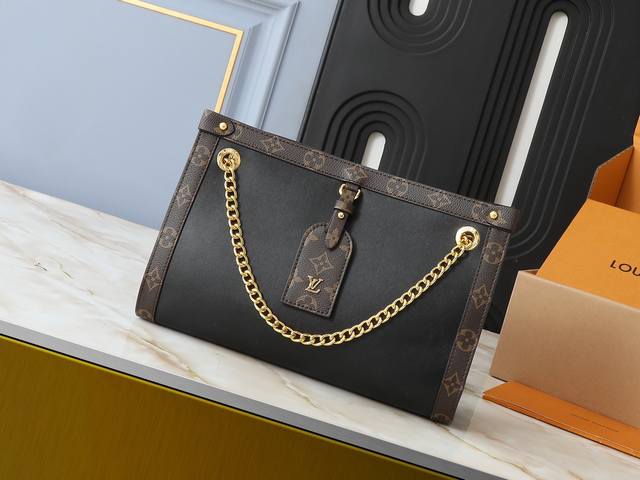 大 .小 升级原版 M13137 M13140 2025 Cruise 早春秀场推出Nova 小号，中号手袋，令雍容牛皮革呈现微妙镜面效果，兼具率性风范和闲雅格