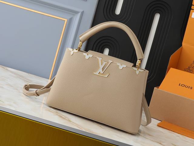 升级原版 M11349 M25404 M11341 M11342 本款 Capucines 中号手袋取材细腻 Taurillon 牛皮革，以莹润贝壳描绘 Mon