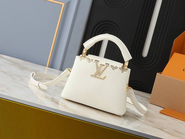 升级原版 M11342 M11341 M25404 M11349 本款 Capucines 迷你手袋出自 Flower Crown 系列，为考究构型融入贝壳质感