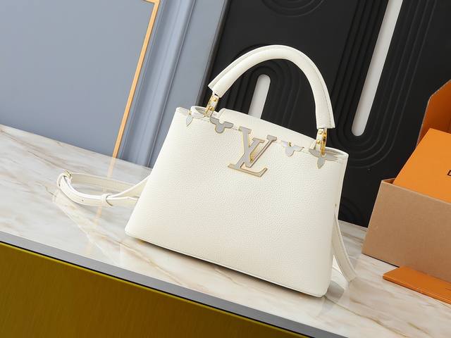 升级原版 M25404 M11349 M11341 M11342 本款 Capucines Bb 手袋取材经典 Taurillon 牛皮革，以恰宜尺寸游刃昼夜场