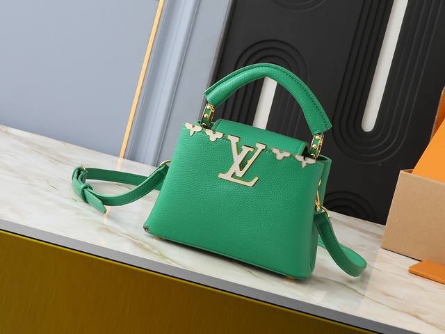 升级原版 M11342 M11341 M25404 M11349 本款 Capucines 迷你手袋出自 Flower Crown 系列，为考究构型融入贝壳质感