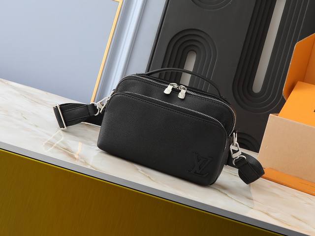 升级原版 M11657 這款小巧的Avenue郵差包以Taga牛皮製造，為公事包增添獨特個性。時尚的設計綴以頂端手柄、鈀色金屬件及帶狀織物肩帶細節，散發出現代氣