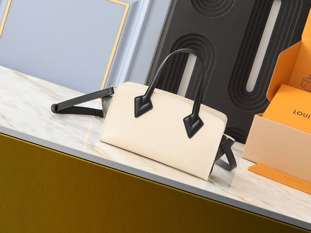 升级原版 M11791 M12533 M11789 路易威登探索 1992 年原版 Varenne 手袋的典藏灵感，此次推出昼夜皆宜的 East West 版本