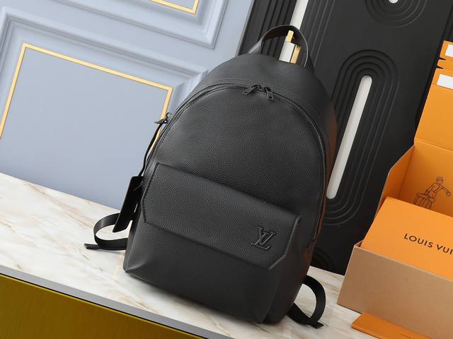 升级原版 M57079 全新 Aerogram 双肩包以儒雅气质革新潮流之选。细腻小牛皮宛如旧式航空信笺般柔软，点缀哑光金属标识。主隔层和翻盖前袋为周末出游或徜