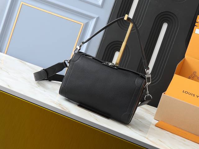 升级原版 M11744黑花 M11536老花 M11615全皮黑 本款 Soul Trunk East West 手袋取材 Monogram Dust 帆布，以