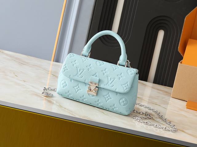 升级原版 M12145白 M12144黑 M12211蓝 本款 Nano Madeleine 手袋以 Monogram Empreinte 皮革演绎 Madel