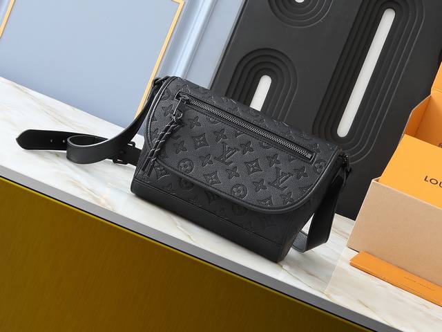 升级原版 M12681 M12806 M12636 本款 Pulse 邮差包以 Monogram Eclipse 帆布塑造精巧构型，为翻盖上的外袋搭配线绳拉链头