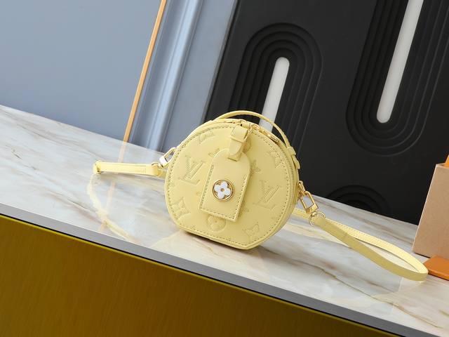 升级原版 M11294黄色M44699老花Boite Chapeau 迷你包选用 Monogram 涂层帆布，点缀 Malletage 绗缝内衬，采用品牌标志性