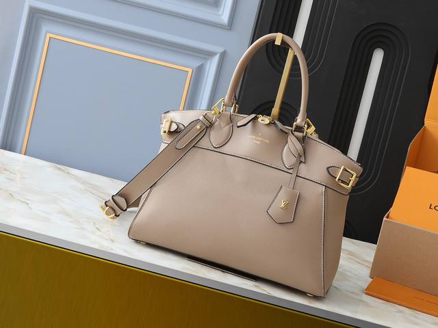 升级原版 M11214绿色 M22914黑色 M22925棕色 M23061米白 M22927灰褐色 精致实用的Lock It Mm包袋采用精致的粒面Tauri