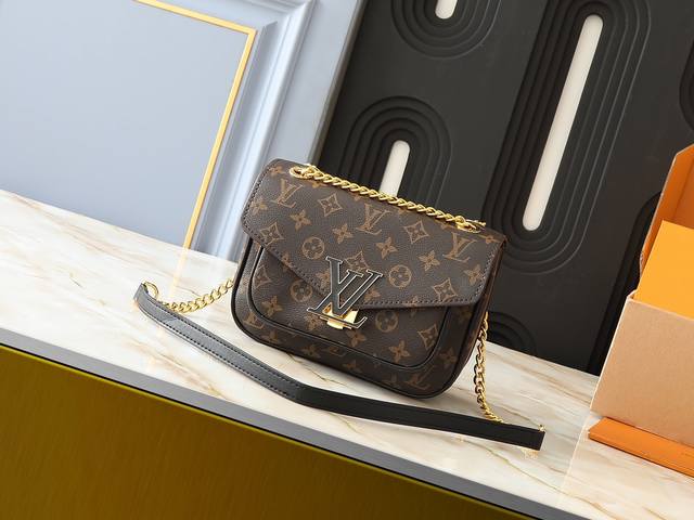 升级原版 M45592 本款Neomonceau手袋为冬季手袋系列再添亮点。借鉴经典硬箱的锁扣设计让手袋既安全又易用。此款源自经典Monceau的新版手袋多彩而 升级原版 M45592 本款Neomonceau手袋为冬季手袋系列再添亮点。借鉴经典硬箱的锁扣设计让手袋既安全又易用。此款源自经典Monceau的新版手袋多彩而