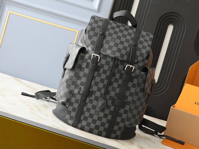 升级原版 M43735 N41379 M45419 多功能Christopher 双肩包以 Monogram 帆布演绎出了徒步旅行包的粗犷而朴实的精神。 其款式 升级原版 M43735 N41379 M45419 多功能Christopher 双肩包以 Monogram 帆布演绎出了徒步旅行包的粗犷而朴实的精神。 其款式