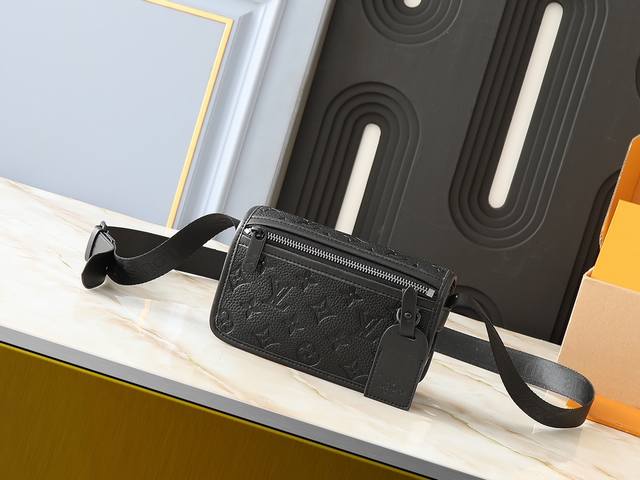 升级原版 M12599黑花 M12637绿花 本款Bosphore 迷你手袋得名于品牌 2000 年代的复古 Bosphore 系列,以简洁线条和紧凑构型成就舒 升级原版 M12599黑花 M12637绿花 本款Bosphore 迷你手袋得名于品牌 2000 年代的复古 Bosphore 系列,以简洁线条和紧凑构型成就舒