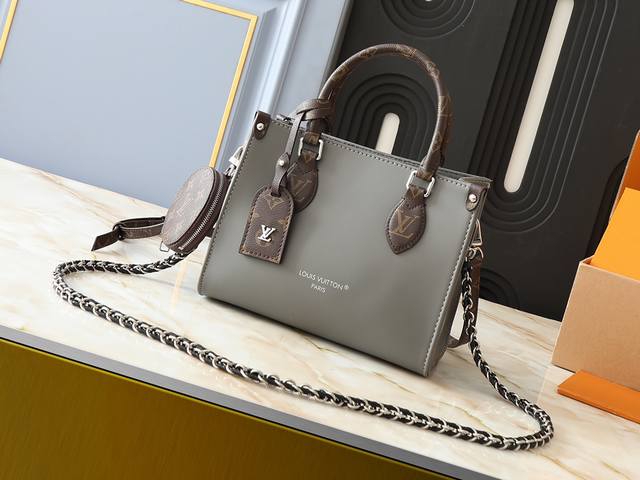 升级原版 M45659 M46373 本款 Onthego Tote 包将 Monogram 图案先印染后压印于柔软粒面牛皮,其充裕内里可容纳笔记本电脑及其他办 升级原版 M45659 M46373 本款 Onthego Tote 包将 Monogram 图案先印染后压印于柔软粒面牛皮,其充裕内里可容纳笔记本电脑及其他办