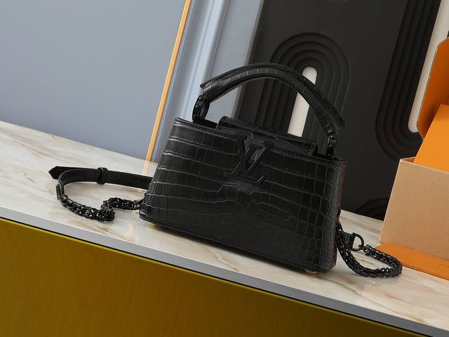 升级原版 M23957 M23958 鳄鱼纹 本款 Capucines 迷你手袋由鳄鱼纹皮革打造而成，质感华贵。 以优质羊皮革为内衬，配备耀眼金属件。别致的 C