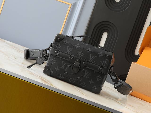 升级原版 M11743黑花 M11516黑色 M11535老花 M12686 本款 Soul Trunk 手袋由 Pharrell Williams 匠心打造，