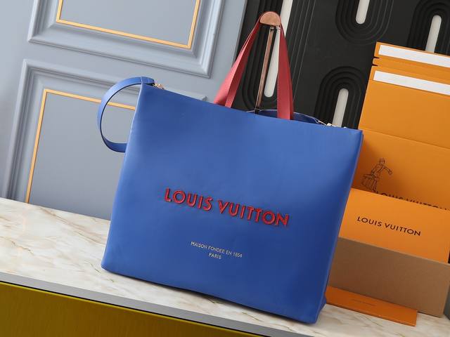 升级原版 M24457 本款 Shopper 中号手袋自路易威登购物袋汲取灵感，于柔软牛皮革抒写 Louis Vuitton 和 Maison FondéE E