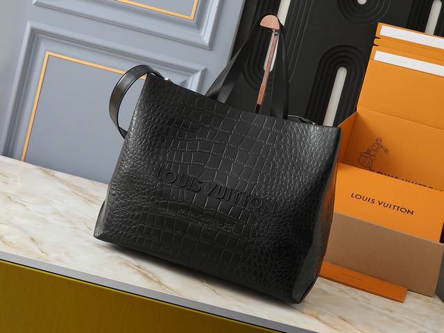 升级原版 M24457 本款 Shopper 中号手袋自路易威登购物袋汲取灵感，于柔软牛皮革抒写 Louis Vuitton 和 Maison FondéE E