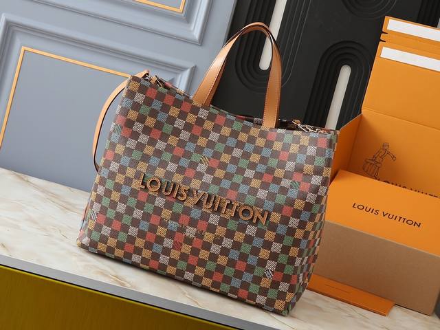 升级原版 M24457 本款 Shopper 中号手袋自路易威登购物袋汲取灵感，于柔软牛皮革抒写 Louis Vuitton 和 Maison FondéE E