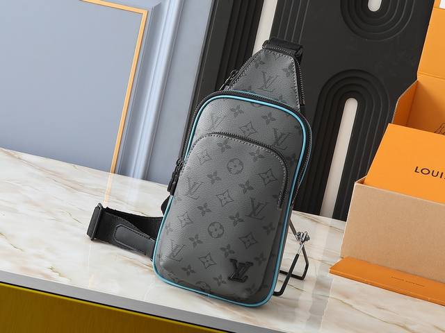 升级原版 M11703 M47137 本款 Avenue 小号单肩包选用 Monogram Eclipse 涂层帆布，以精巧构型探索斜挎出行的潮流意趣。主隔层内