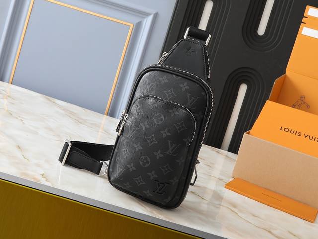 升级原版 M11703 M47137 本款 Avenue 小号单肩包选用 Monogram Eclipse 涂层帆布，以精巧构型探索斜挎出行的潮流意趣。主隔层内