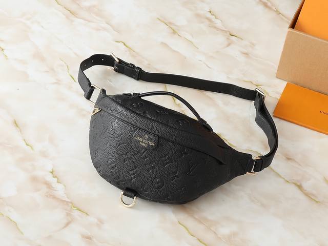 升级原版 M44812 M44836 M43644 Louis Vuitton新款来袭！Bumbag 胸包，图案款可当腰包，单肩包 、斜挎 多种携带方式，柔软的
