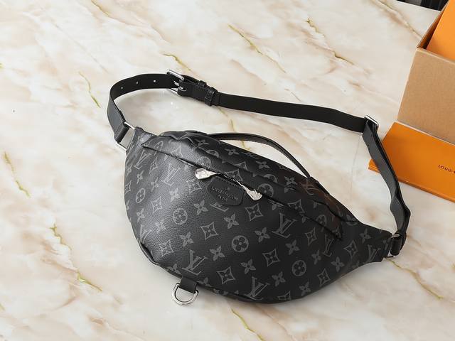 升级原版 M43644由经典Monogram帆布裁制而成，饰有“Louis Vuitton Paris”皮质贴牌，此款腰包可为运动造型增添纯正的时髦休闲气质。既