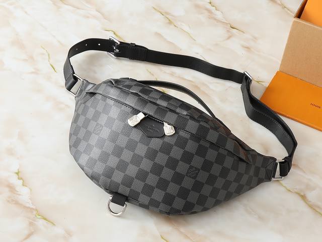 升级原版 M43644由经典Monogram帆布裁制而成,饰有“Louis Vuitton Paris”皮质贴牌,此款腰包可为运动造型增添纯正的时髦休闲气质。既 升级原版 M43644由经典Monogram帆布裁制而成,饰有“Louis Vuitton Paris”皮质贴牌,此款腰包可为运动造型增添纯正的时髦休闲气质。既
