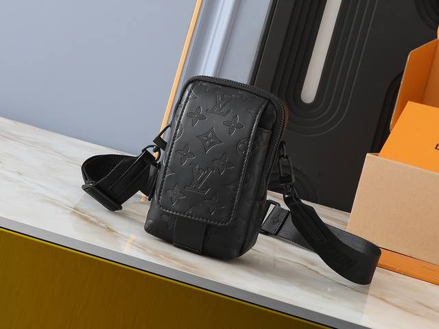 升级原版 M81323 M81321 M81005 本款Flap Double 手机包日本街头服饰设计师 Nigo 为此款手机包注入前卫锋芒。经典 Monogr