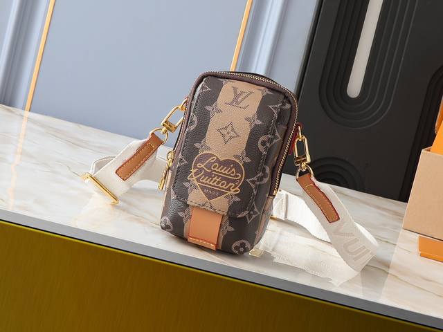 升级原版 M81323 M81321 M81005 本款Flap Double 手机包日本街头服饰设计师 Nigo 为此款手机包注入前卫锋芒。经典 Monogr