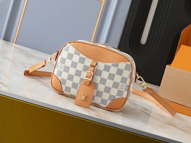 升级原版 M45528 老花 白格 Deauville 迷你手袋 Nicolas GhesquièRe 于 秋冬推出 Deauville 迷你手袋，展现经典 D