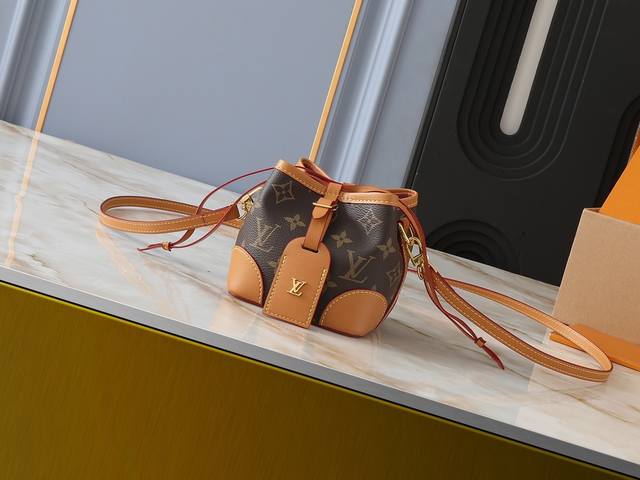 升级原版 M57099 M45550 迷你水桶包 年早春走秀款 无所不搭小水桶延续了经典、复古随性的感觉，小吊牌设计真的吸睛无数，日常穿搭装备。尺寸：12×12