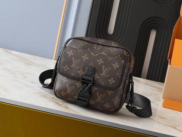 升级原版 M12518 M12516 M25121 本款Getaway 邮差包取材 Monogram Eclipse 帆布，从容兼备活力风尚与功能考量。标识肩带