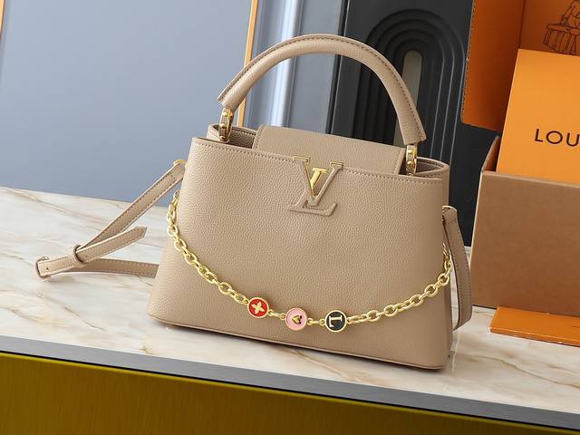 广州货 升级原版 M00014 M00013 M00015 全新尺寸 本款 Capucines 全新尺寸手袋展现柔婉之美：Taurillon 皮革包身搭配浅色翻