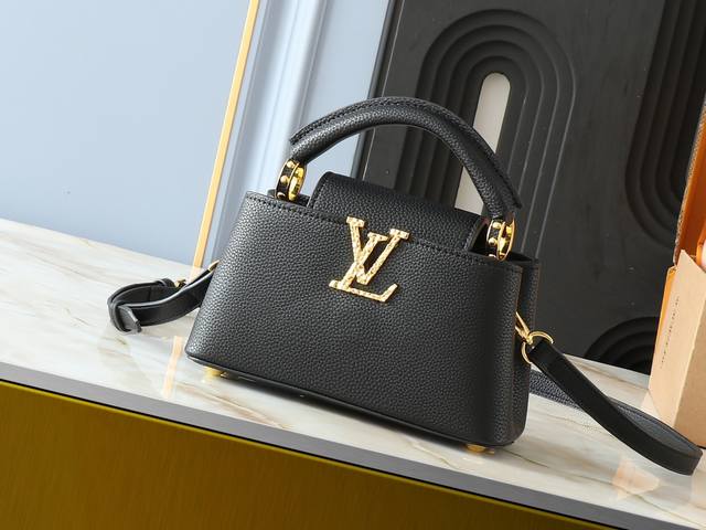 广州货 升级原版 M24671 M24666 M24664本款 Capucines East West 迷你手袋为粒面牛皮革点缀 Lv 字母，以雅致构型囊括隔层