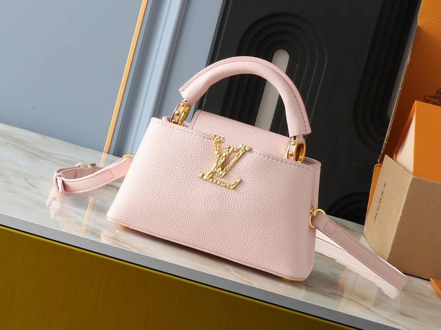 广州货 升级原版 M24671 M24666 M24664本款 Capucines East West 迷你手袋为粒面牛皮革点缀 Lv 字母，以雅致构型囊括隔层