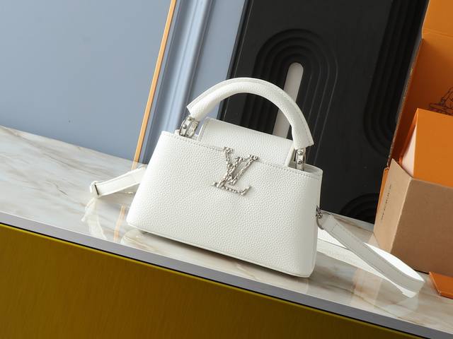 广州货 升级原版 M24671 M24666 M24664本款 Capucines East West 迷你手袋为粒面牛皮革点缀 Lv 字母，以雅致构型囊括隔层