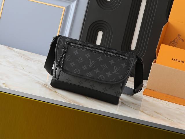 升级原版 M12681 M12806 本款 Pulse 邮差包以 Monogram Eclipse 帆布塑造精巧构型，为翻盖上的外袋搭配线绳拉链头。磁扣开合方便