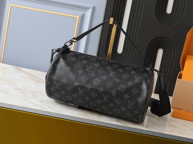 升级原版 M46691 Soft Polochon圆筒包 Softpolochon软圆筒包,女款芭比龙的哥哥版本,也是可以凑情侣搭配.包型设计太拉风了吧!适合帅 升级原版 M46691 Soft Polochon圆筒包 Softpolochon软圆筒包,女款芭比龙的哥哥版本,也是可以凑情侣搭配.包型设计太拉风了吧!适合帅