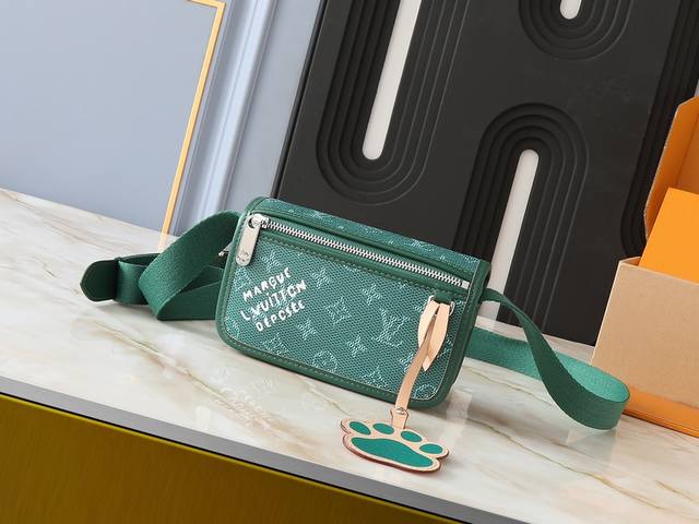 升级原版 M12599黑花 M12637绿花 本款Bosphore 迷你手袋得名于品牌 2000 年代的复古 Bosphore 系列，以简洁线条和紧凑构型成就舒