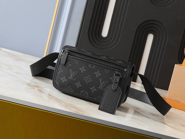 升级原版 M12599黑花 M12637绿花 本款Bosphore 迷你手袋得名于品牌 2000 年代的复古 Bosphore 系列，以简洁线条和紧凑构型成就舒