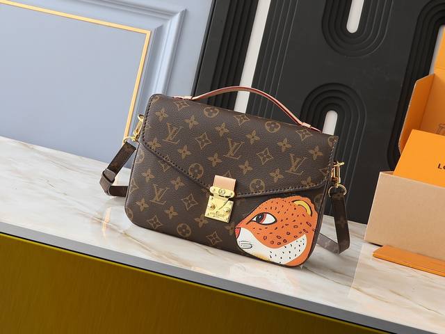 升级原版 M47203 M40780 本款 Pochette MéTis 手袋出自 Nicolas GhesquièRe 和中国艺术家孙一钿的合作系列，于 Mo