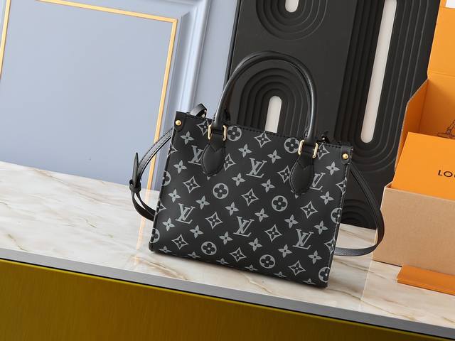 升级原版 M12465 M45659 Monogram Ink 系列 Onthego 小号手袋拥有光滑牛皮革的雾面质感，以包角的铆钉袢致意品牌经典硬箱设计。齐整