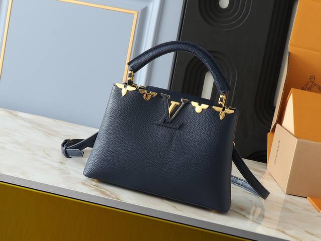 大 .中 ，小 广州货 升级原版 M54664 M54663 M56669 M24567此款 Capucines 手袋由 Taurillon 皮革制成，顶部饰有