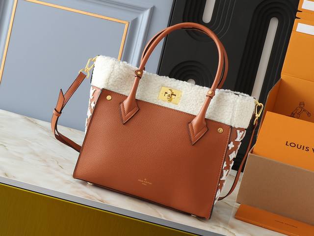 大 .小 升级原版 M 14 M 24 M53824 M59842 M22195 本款 On My Side 中号手袋以粒面牛皮革和羊毛皮革营造舒适氛围,再为两 大 .小 升级原版 M 14 M 24 M53824 M59842 M22195 本款 On My Side 中号手袋以粒面牛皮革和羊毛皮革营造舒适氛围,再为两