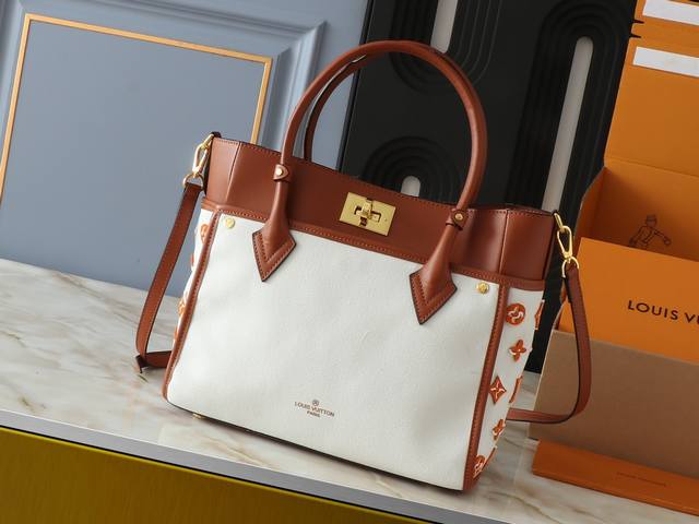 大 .小 升级原版 M20014 M21024 M53824 M59842 M22195 本款 On My Side 中号手袋以粒面牛皮革和羊毛皮革营造舒适氛围